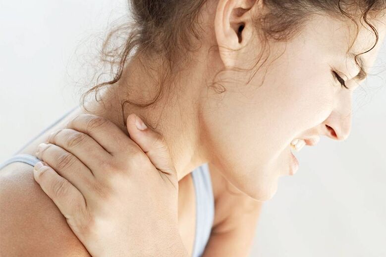 dolor en la región cervical debido a la osteocondrosis